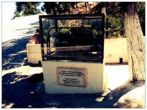 Een stukje gratis geschiedenis op straat. Dit blijkt de eerste generator op Karpathos te zijn geweest, deze zorgde voor stroom vanaf 1944
