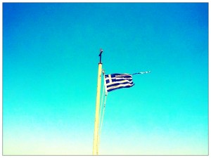 Zie ze wapperen, de (gehavende) Griekse vlag